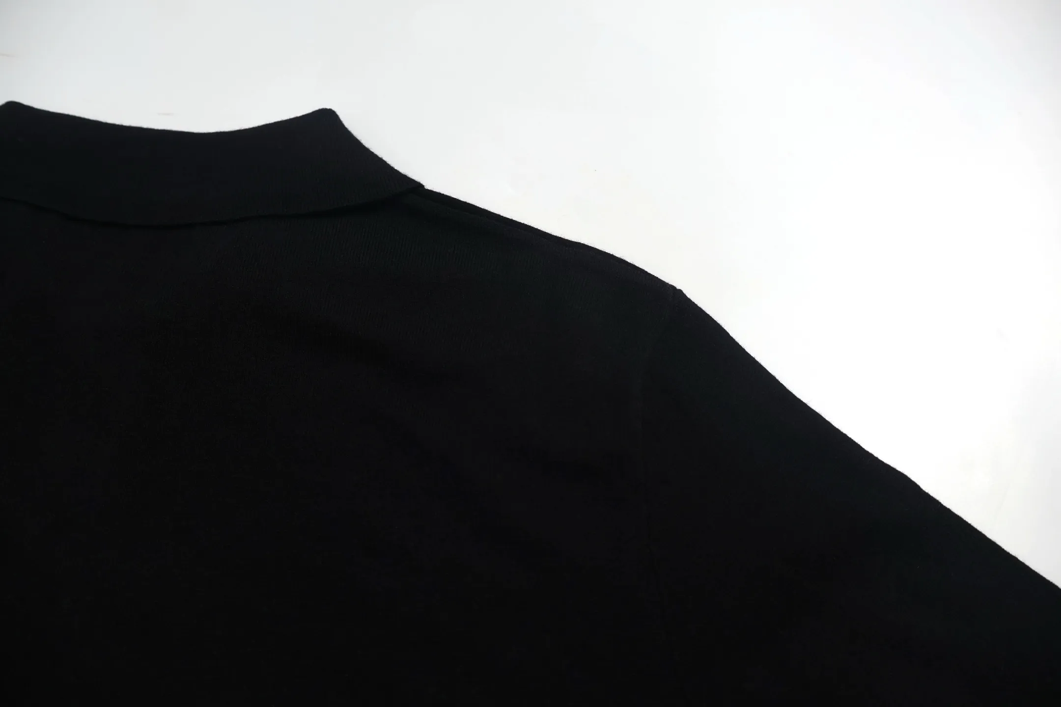🅿️520 Stone Island Stone Island knitted long-sleeved Polo shirt is made of 60-count ultra-fine wool fabric. The fabric composition is 80% wool and 20% cotton. The high content of wool is lightweight and warm. The original 1:1 development of the Stone Island badge armband is done with machines imported from Behringer. The buttons are electroplated and engraved and then blackened and painted, and the logo is laser engraved. The buttons are the same size as the original. Washing water removes wool impurities - fixes the color - and fixes the pattern. Size:S-M-L-XL